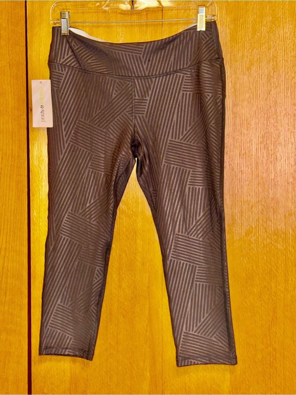 NWT NEW Marika Sport Gray Embossed Layered Stripes & Reflective Capri Leggings L